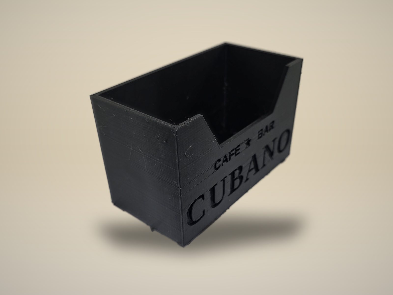 Cubano držač sa urezanim natpisom