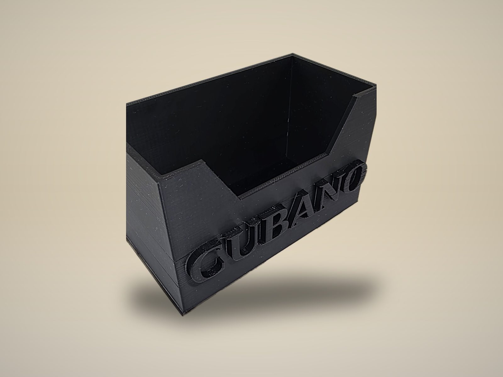 Cubano držač sa izdignutim 3D slovima